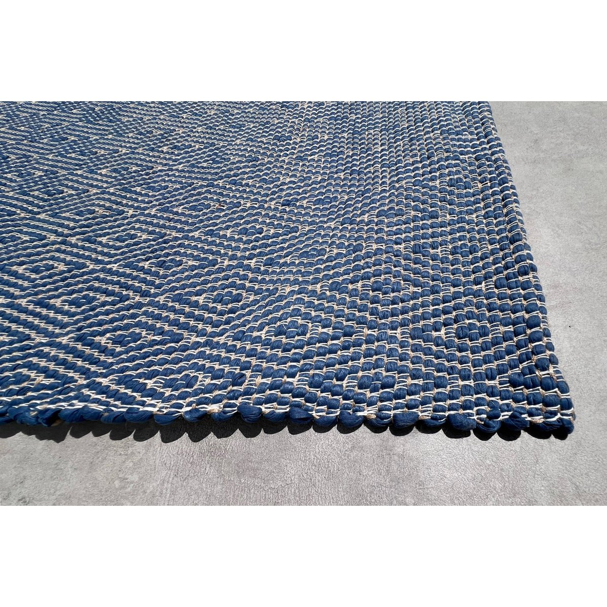 Tapis en fibres recyclées tissé à la main PESSOA bleu naturel, AFK LIVING