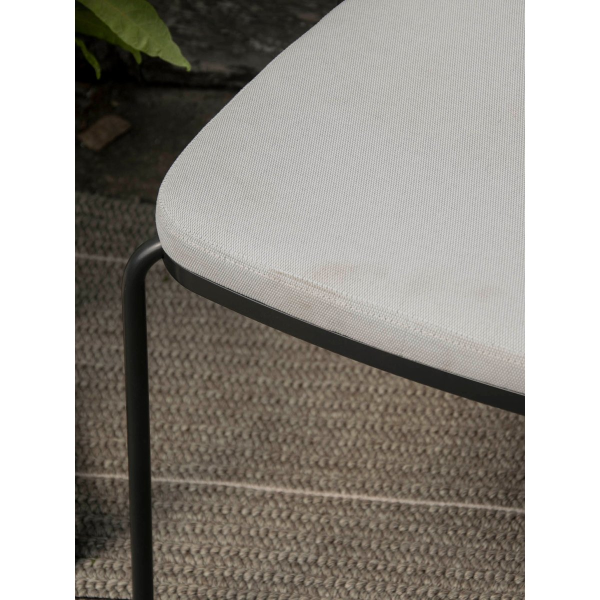 Chaise en tissu et aux lignes épurées Alma N°1757 - Bon état gris, DEBONGOUT