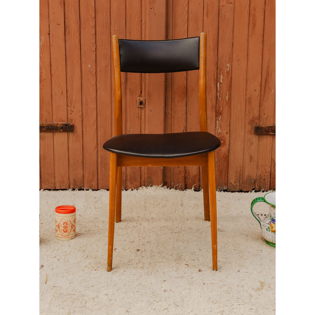 Chaise en bois et cuir noir Alma N°2080 - Bon état bois foncé, DEBONGOUT