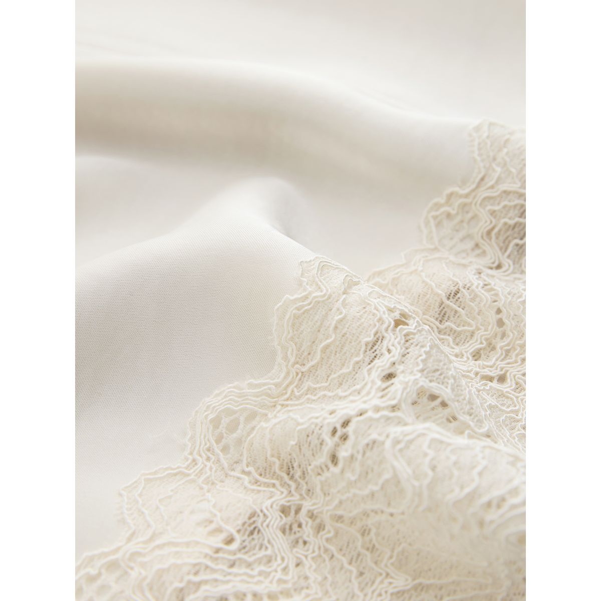 Top satin col v bordure dentelle crème, NEXT