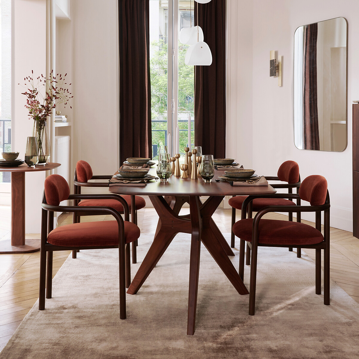 Silla de comedor, en olmo teñido de nogal y terciopelo, HARLOH rojo birmano, AM.PM