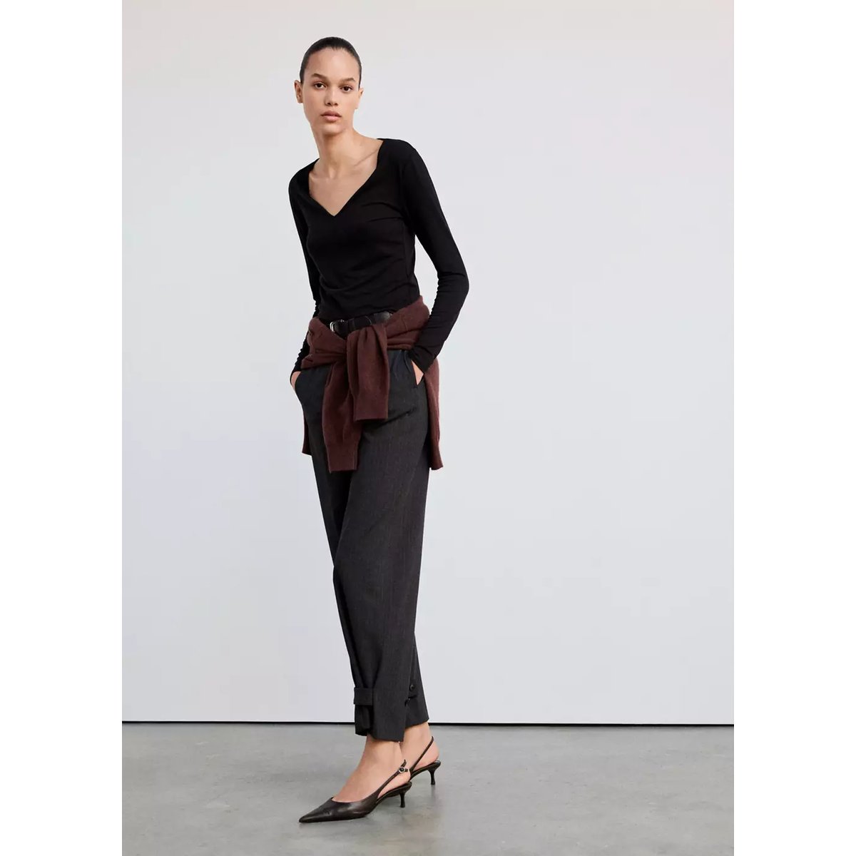 T-shirt cintré col en V noir, MANGO