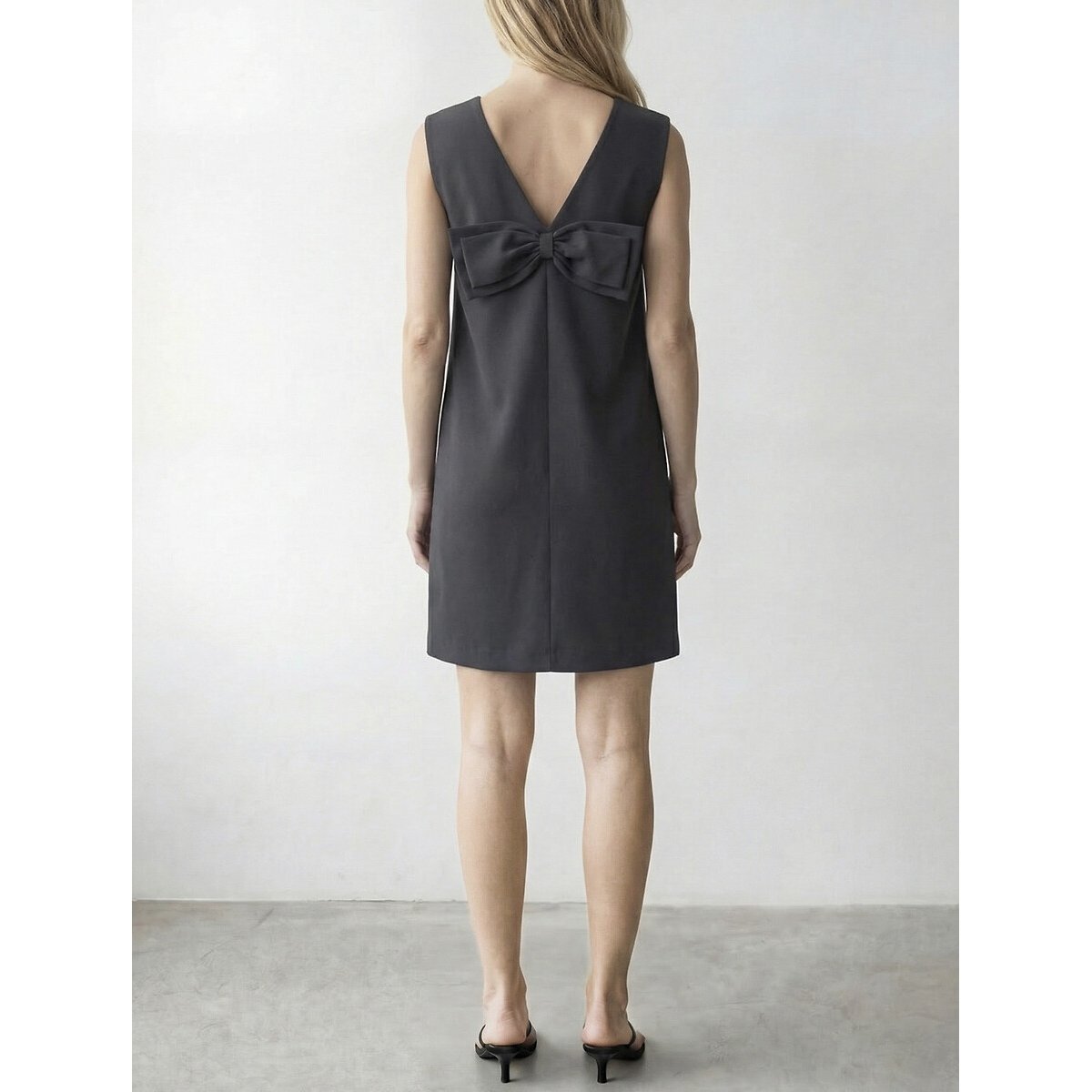 Kurzes Kleid mit V-Ausschnitt, Schleifen-Detail auf dem Rücken schwarz, VILA