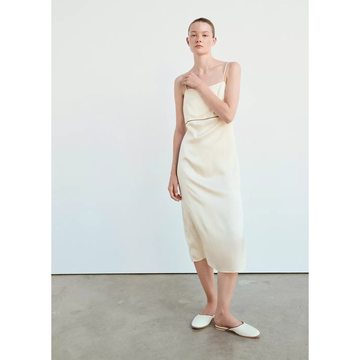 Chemise de nuit en viscose satinée avec passepoil contrasté ivoire, MANGO