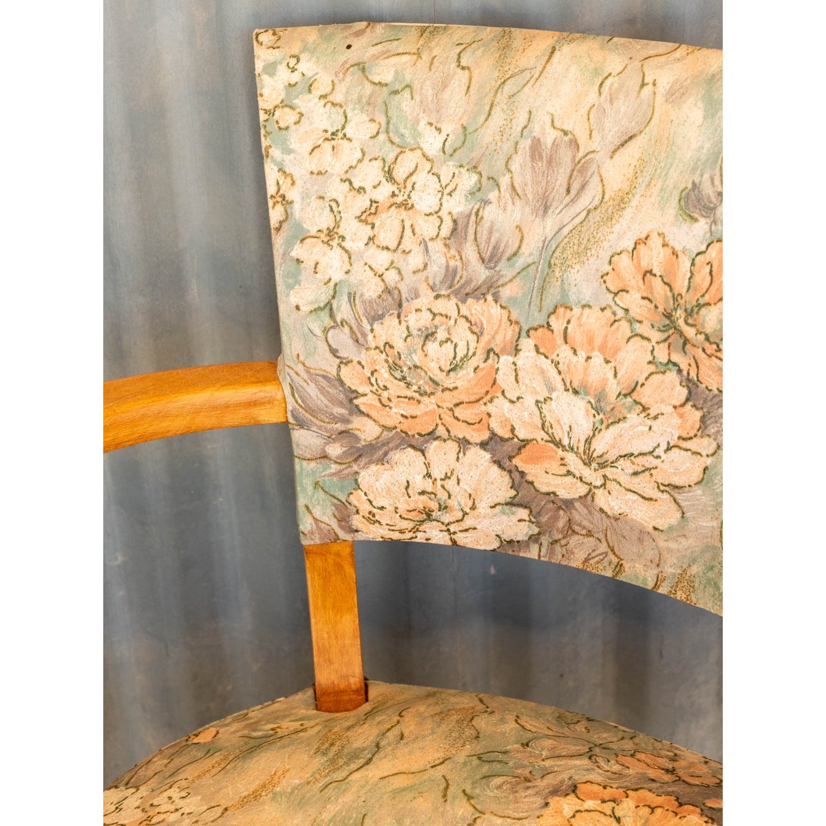 Paire de fauteuils en tissu et bois Ernest N°1098 - Bon état bois clair, DEBONGOUT