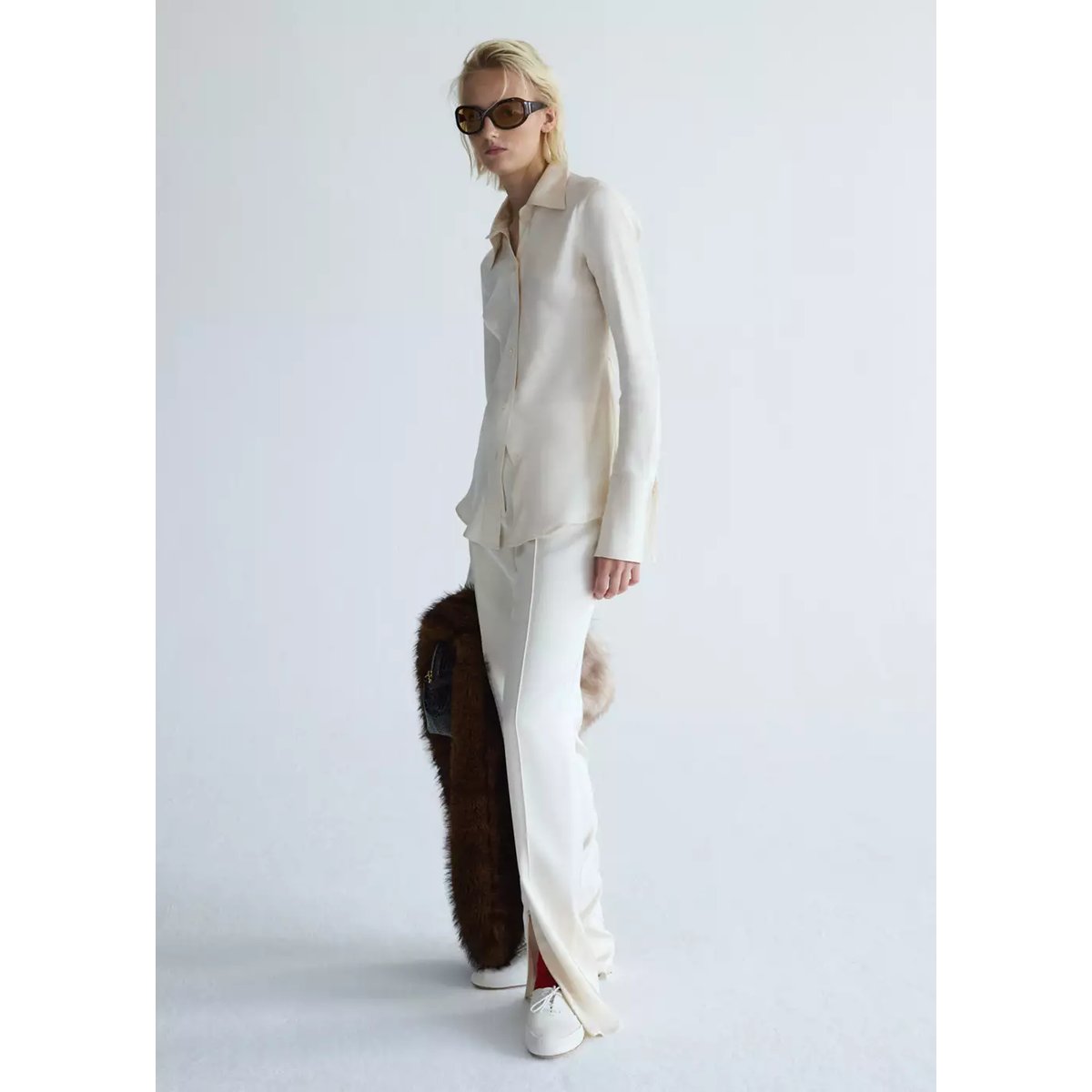Pantalon satiné fente à l’ourlet écru, MANGO