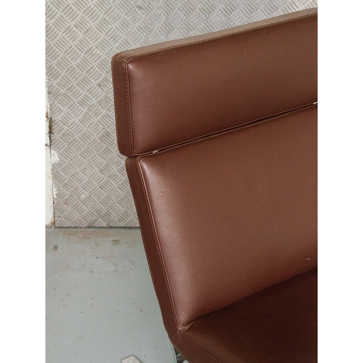 Fauteuil en cuir marron Jakob N°367 - Bon état marron, DEBONGOUT