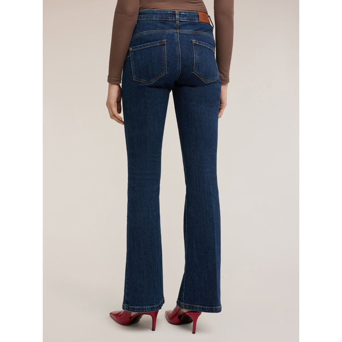 Jean flare Elle bleu, MOTIVI