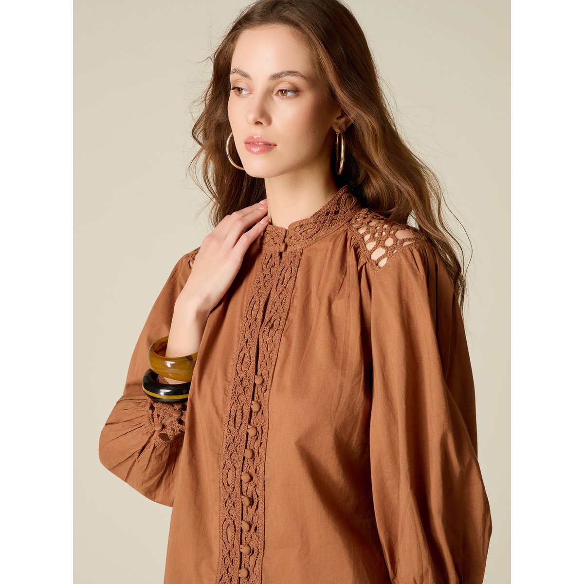 Blouse avec inserts en macramé marron, OLTRE