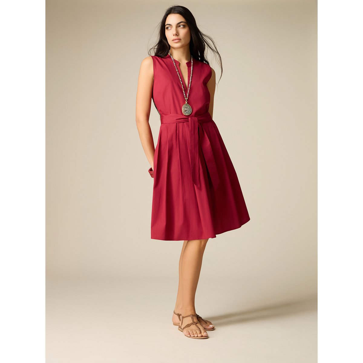 Robe évasée réalisée en couleur unie rouge, OLTRE
