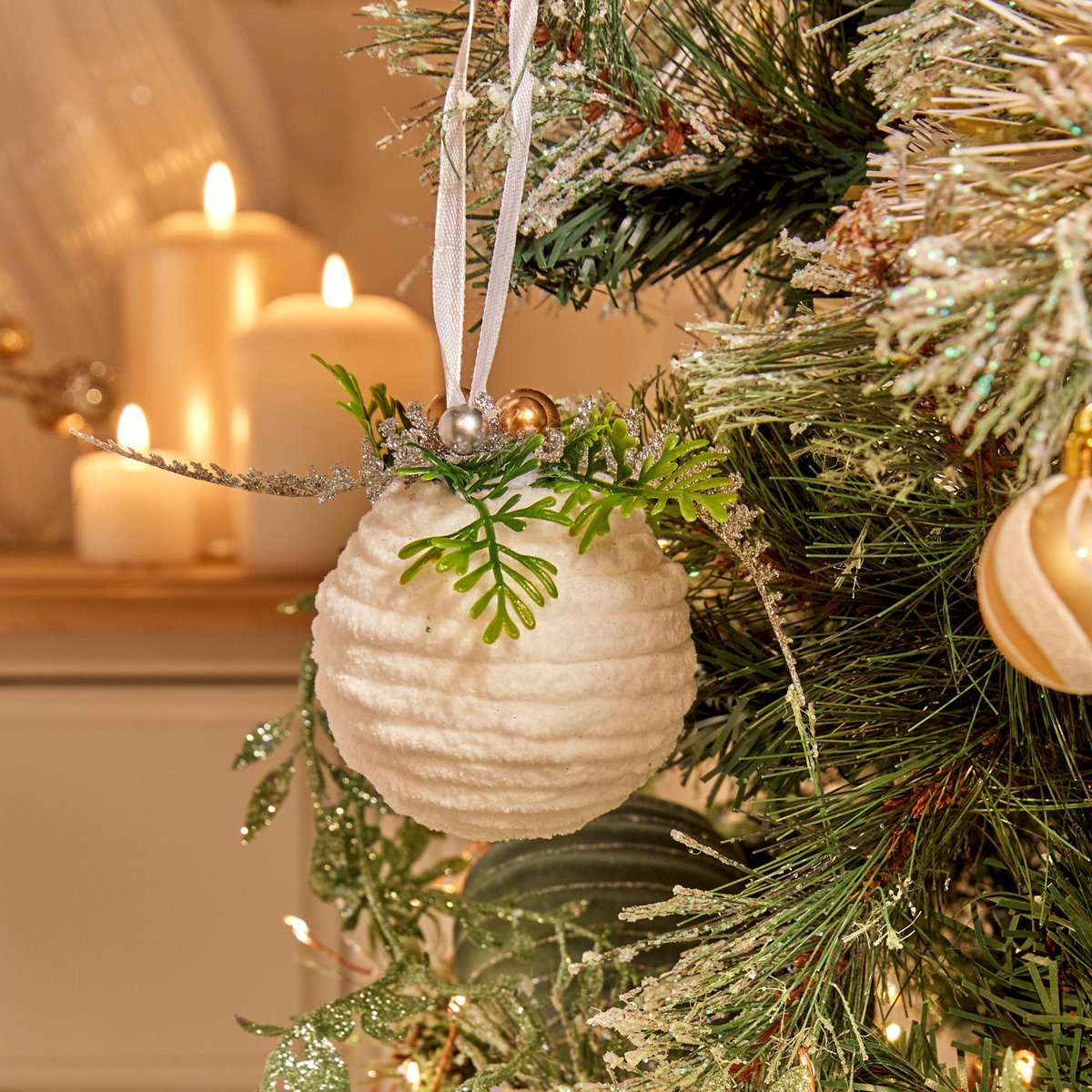 Boule de Noël en laine ocre D. 75 mm blanc, FEERIC LIGHTS & CHRISTMAS