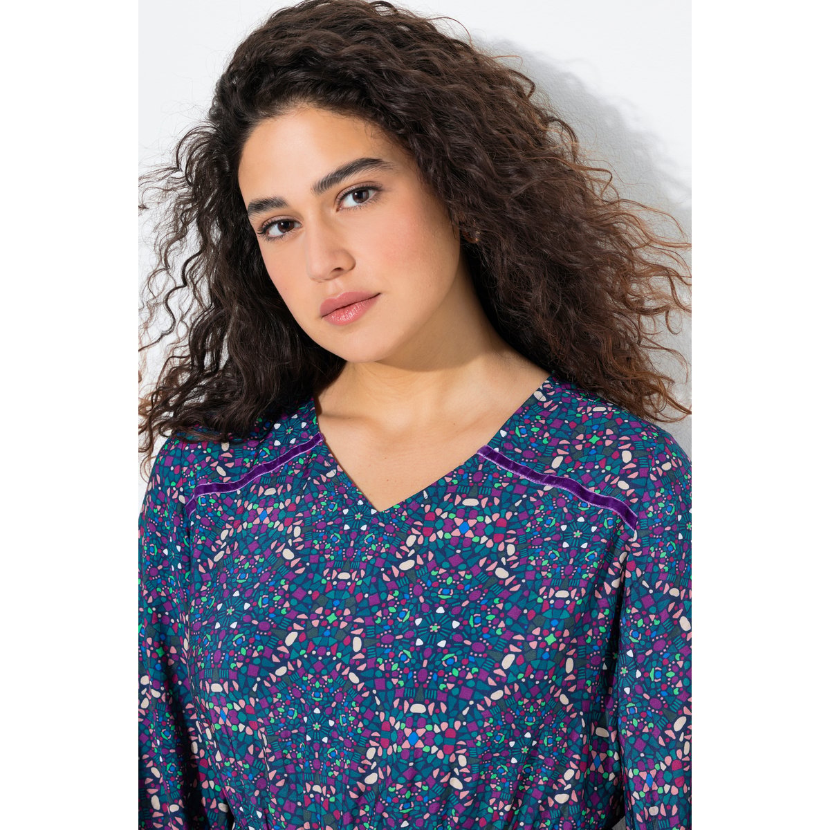 Robe évasée à col en V et manches longues. pétrol, ULLA POPKEN