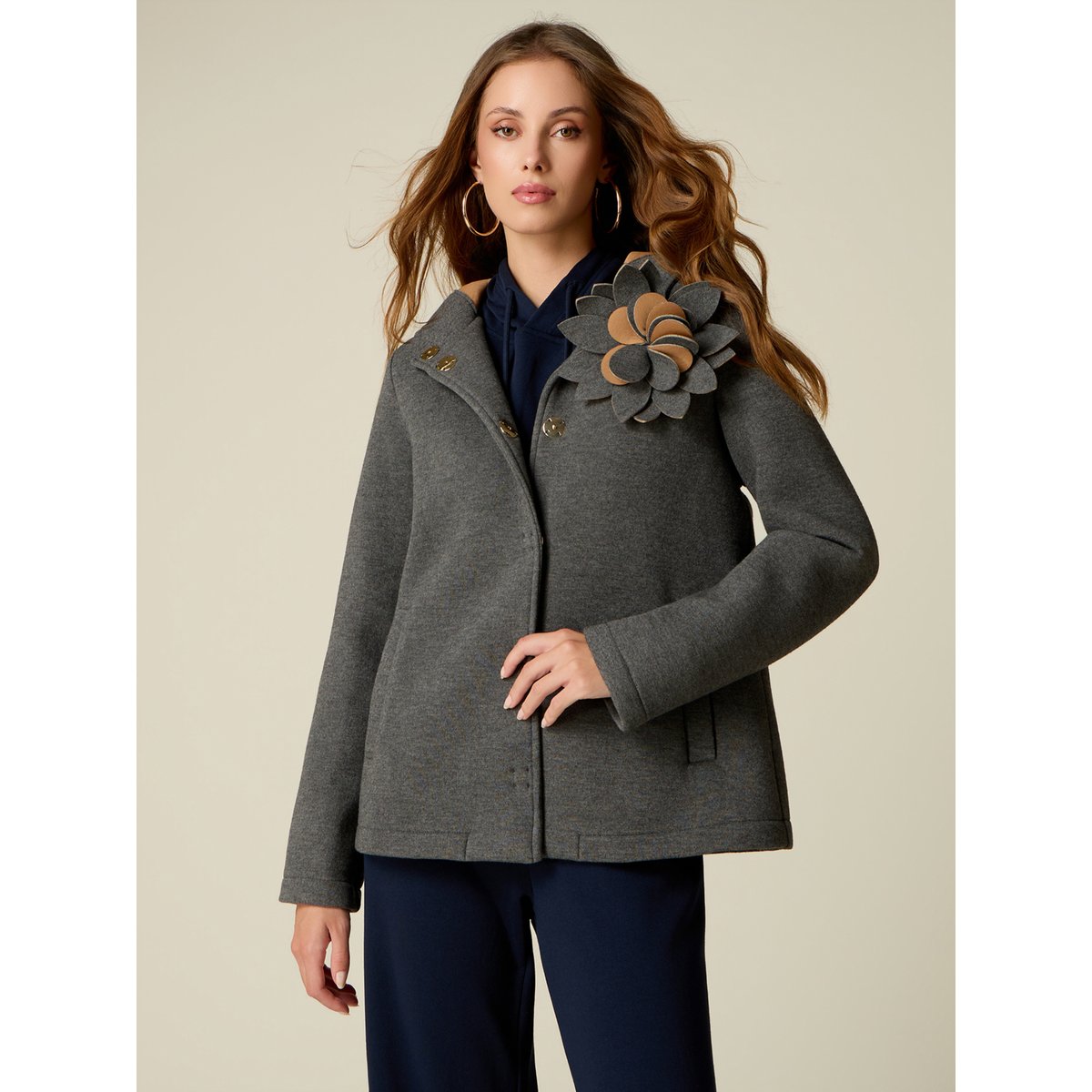Blouson avec broche fleur gris, OLTRE