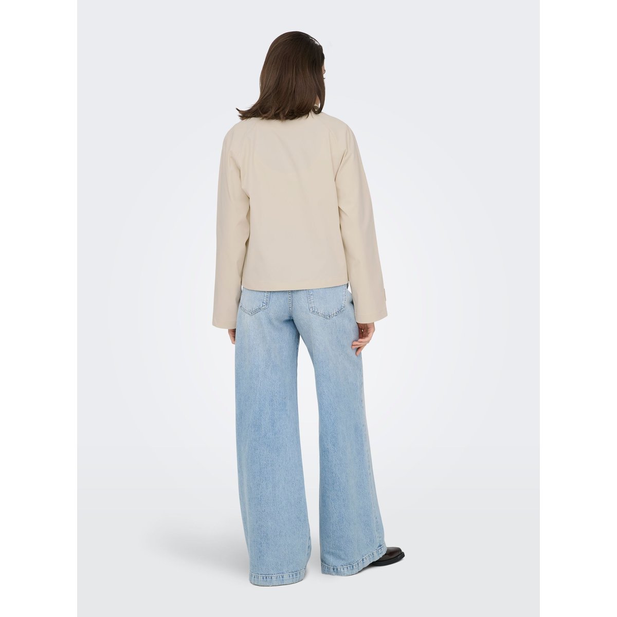 Trench April court beige uni avec une coupe droite et un col revers birch, ONLY