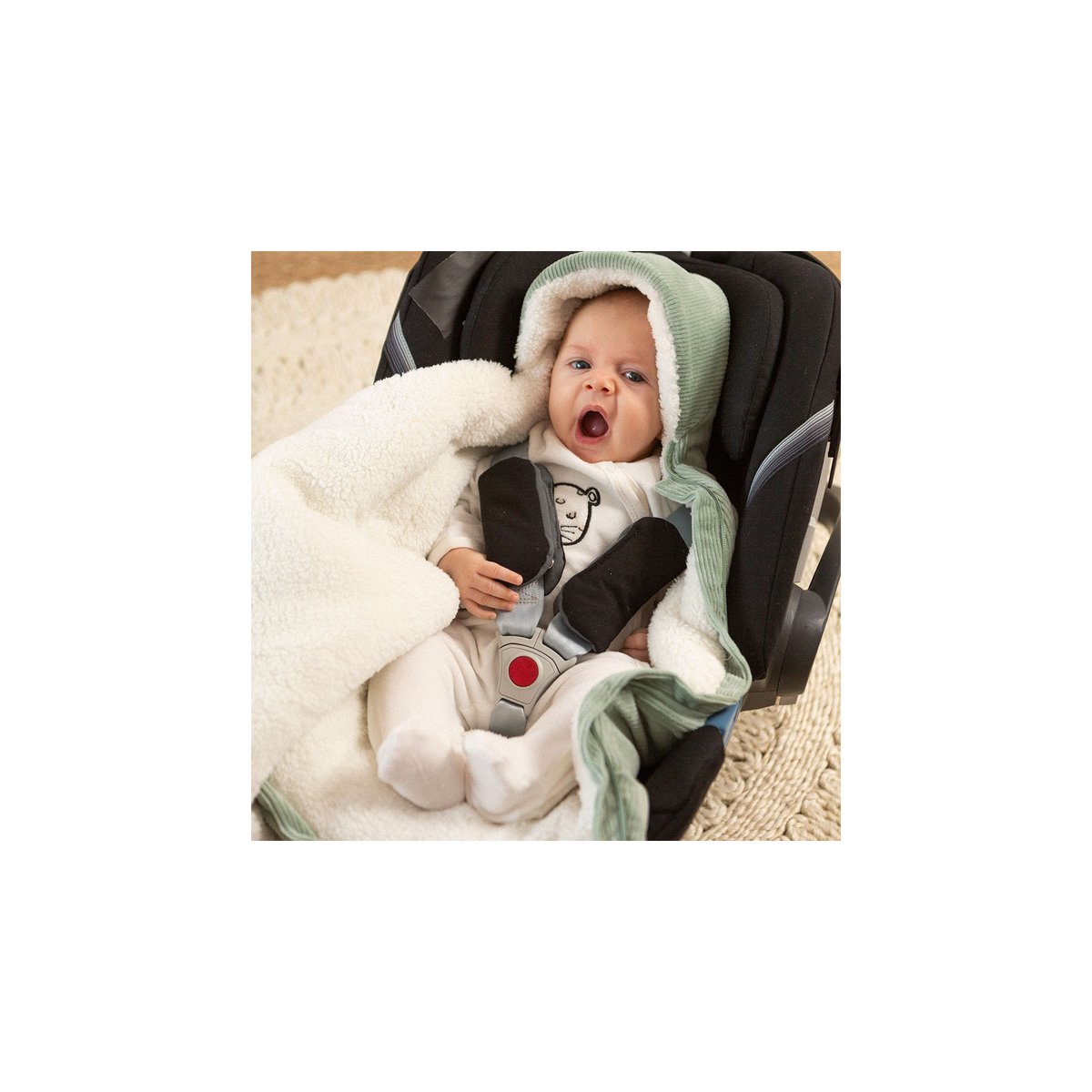 Nid d'ange bébé vert, TROIS KILOS SEPT