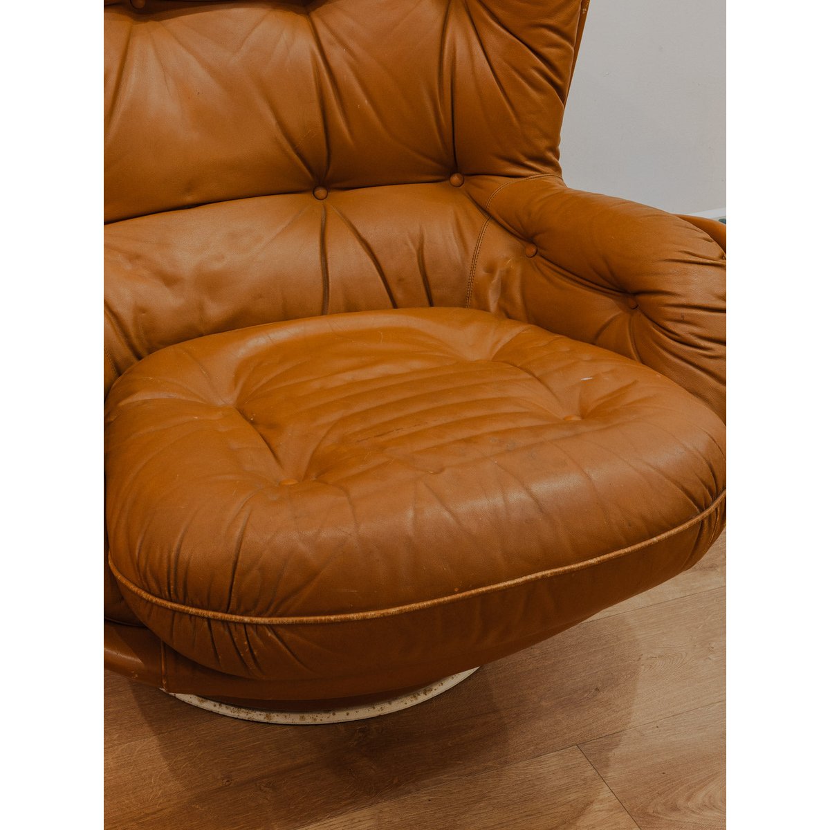 Fauteuil en cuir pivotant Jakob N°860 - Bon état marron, DEBONGOUT
