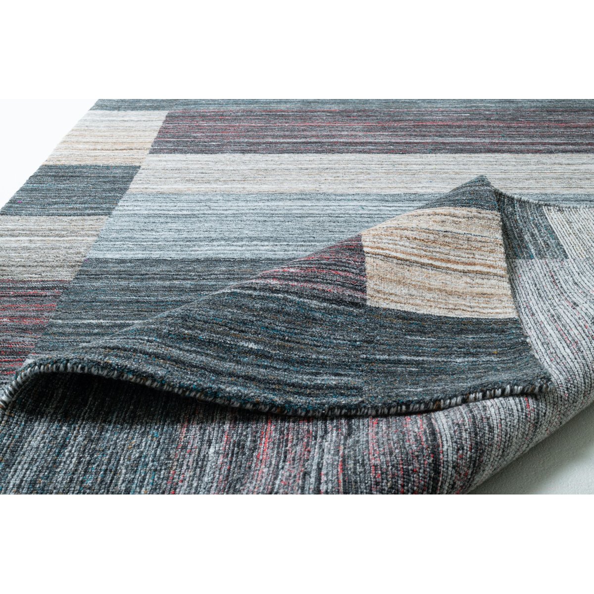 Tapis Kenley fait main en polyester gris foncé, THEKO