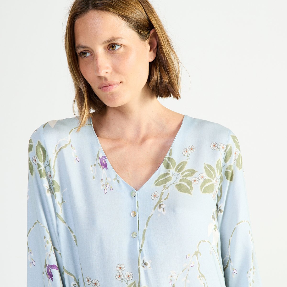 Chemise de nuit longue col v en satin RAMEAU givre, LAURENCE TAVERNIER