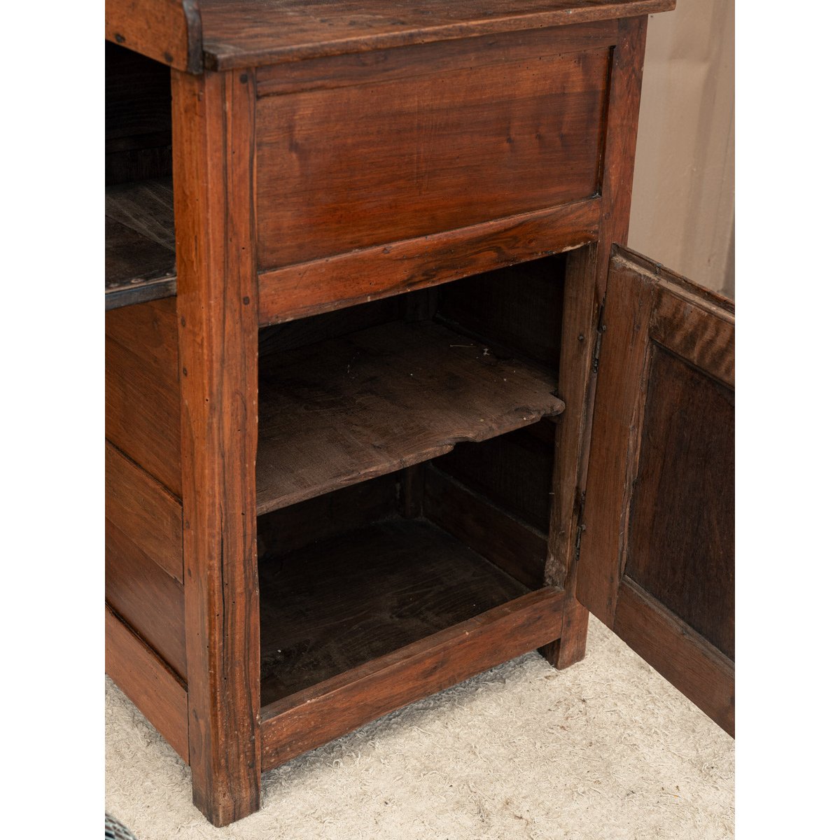 Petit buffet en noyer Gilbert N°1918 - Bon état bois foncé, DEBONGOUT