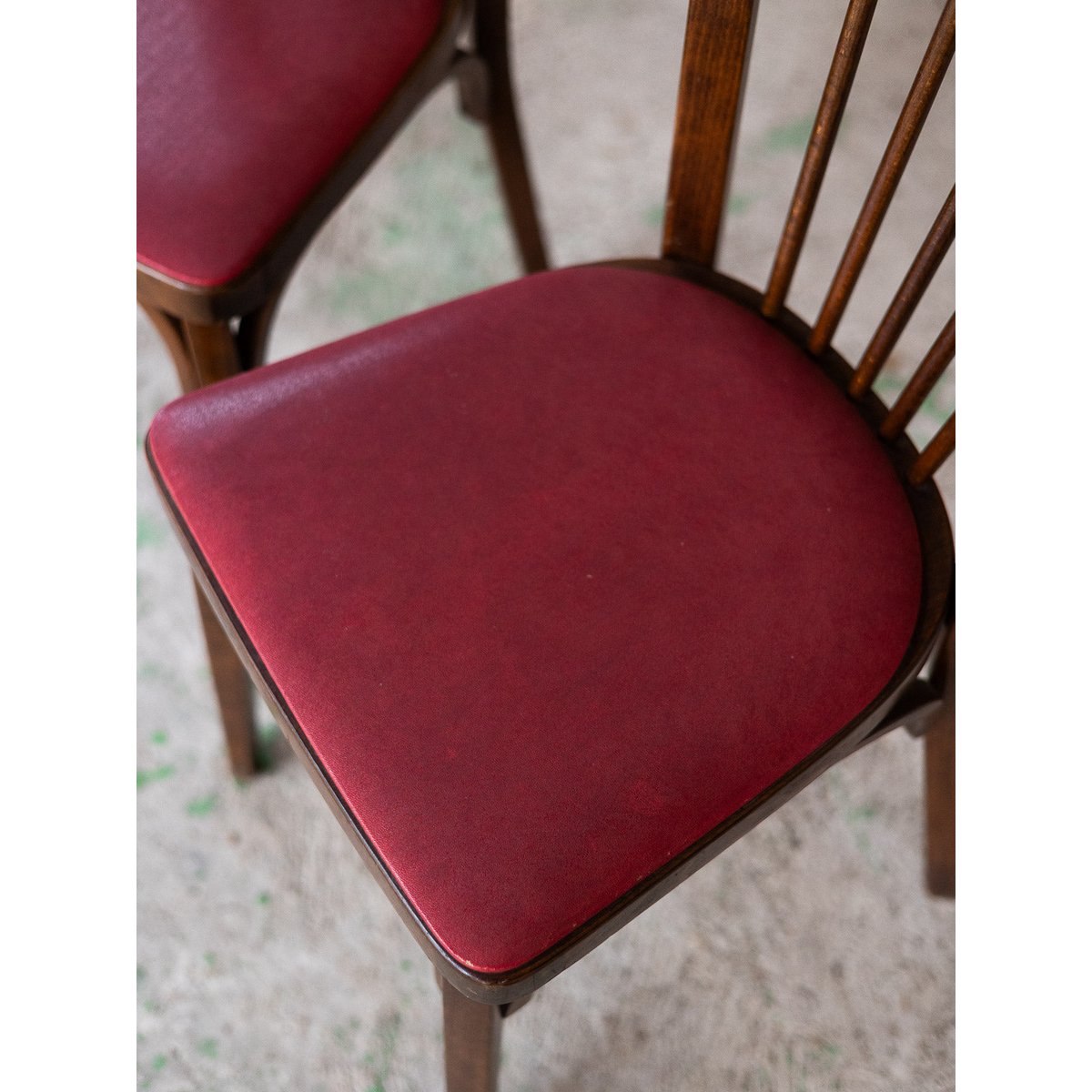 Paire de chaises contemporaine Alma N°2042 - Bon état bois foncé, DEBONGOUT