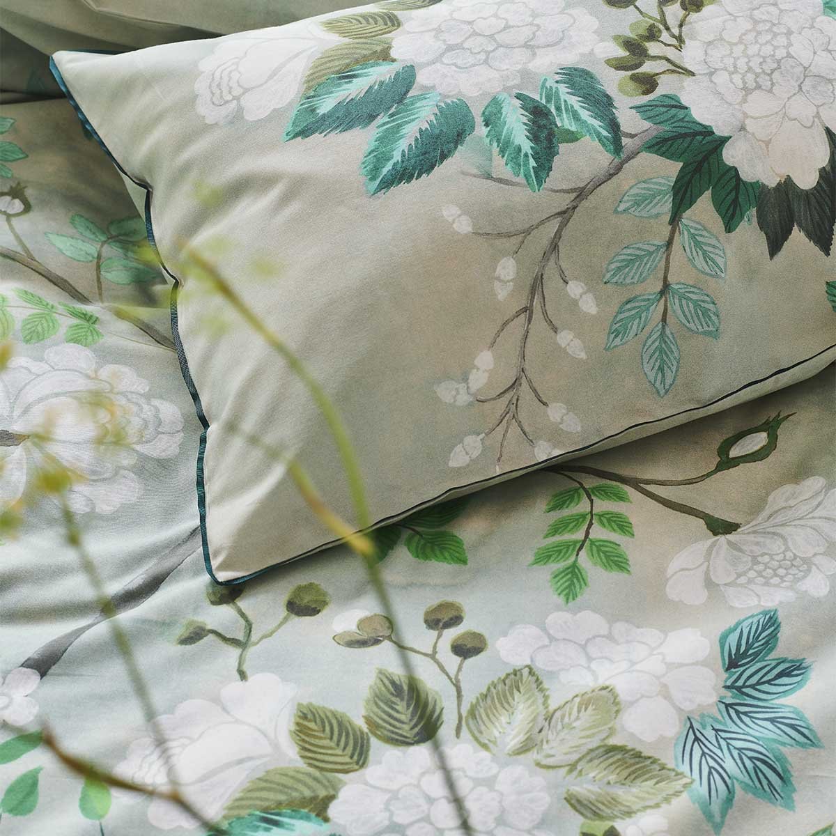 Housse de couette imprimée en satin de coton, FLEUR ORIENTALE vert céladon, DESIGNERS GUILD