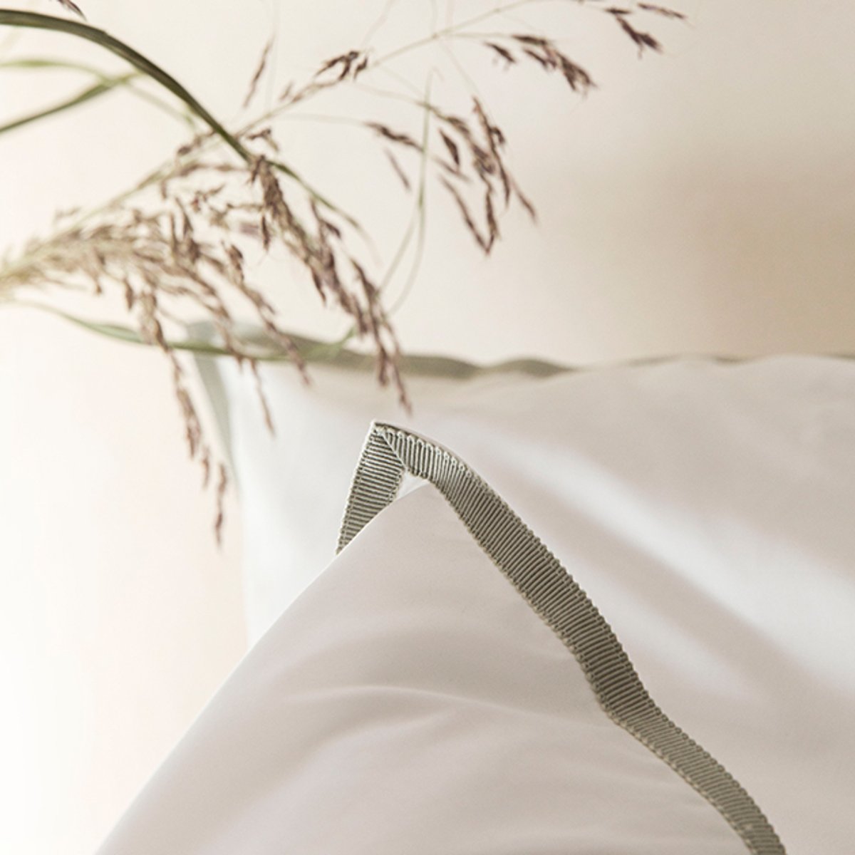 Taie d'oreiller en percale de coton prestige 120 fils, VOLUPTÉ PURE blanc, lichen, BLANC CERISE
