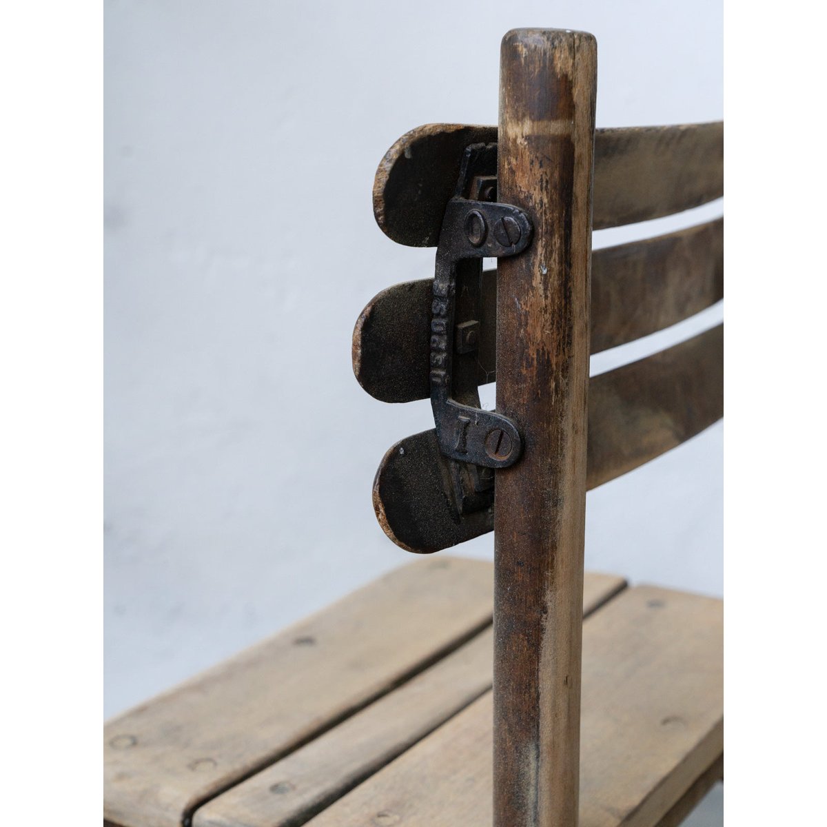 Chaise en bois à lattes pour enfant Ernestine N°1356 - Bon état bois clair, DEBONGOUT