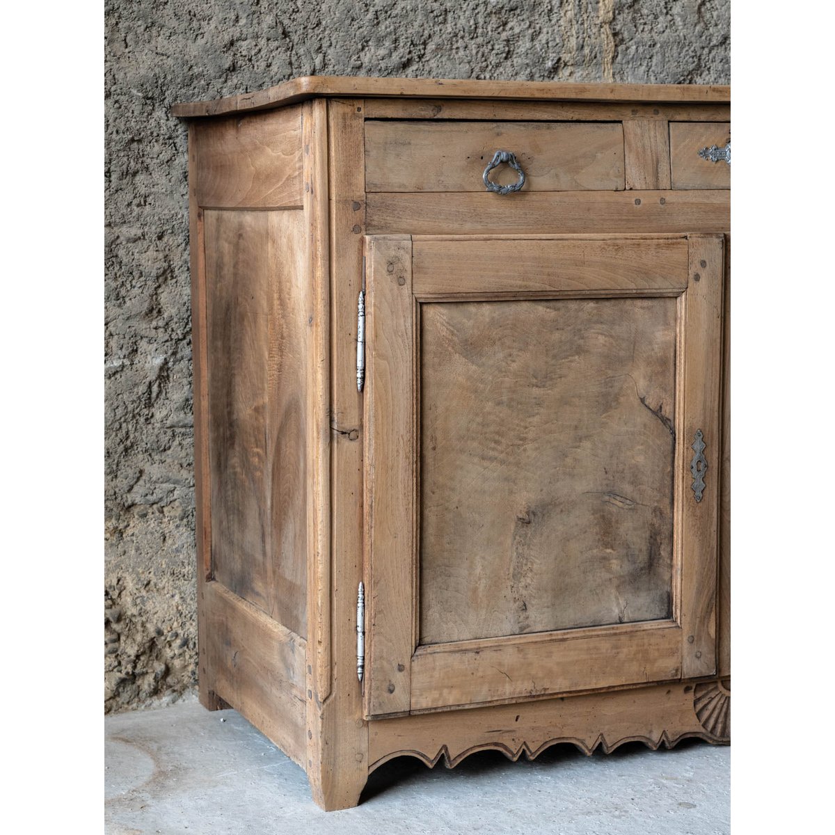 Buffet sculpté en noyer Gilbert N°1871 - Bon état bois clair, DEBONGOUT