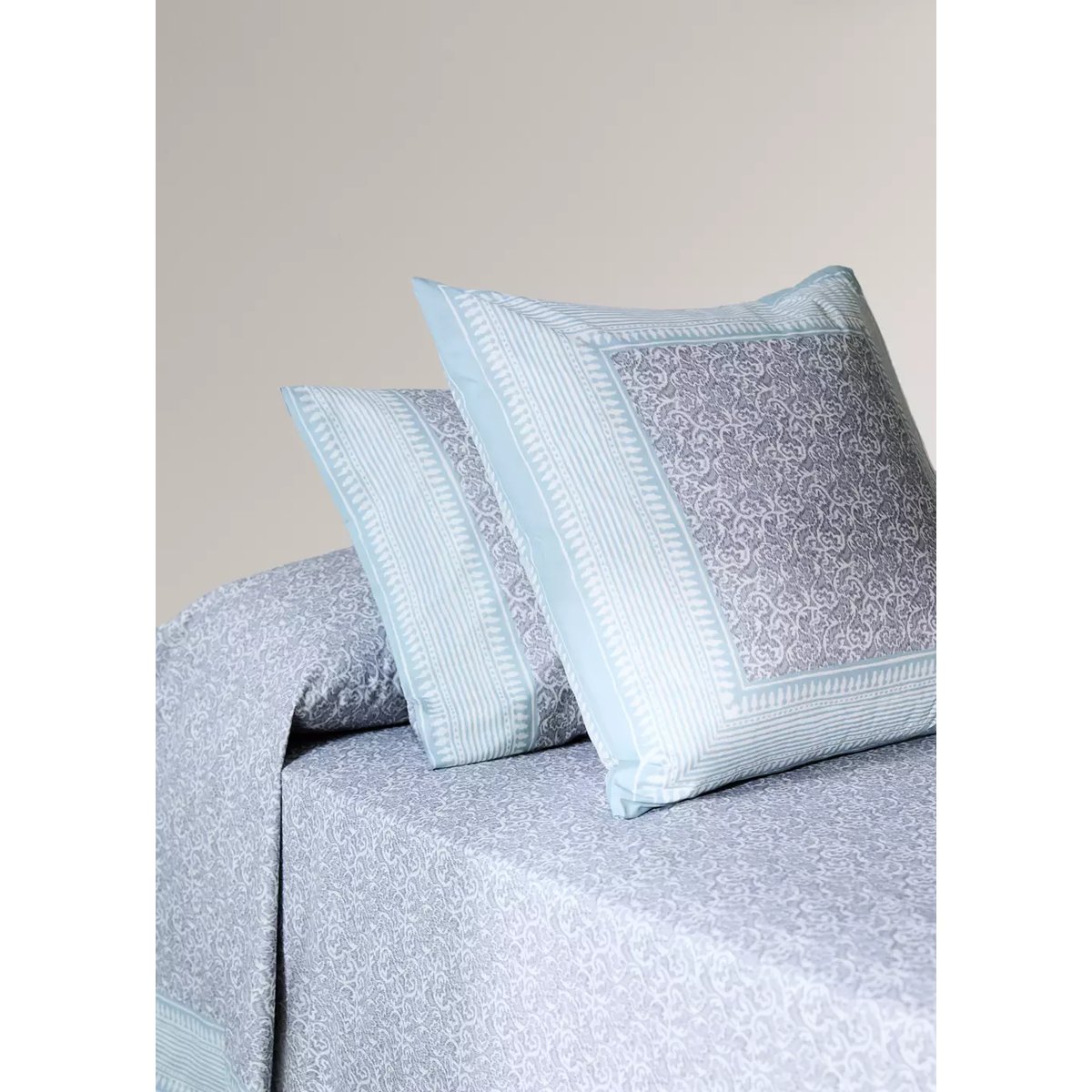 Deux taies d’oreiller percale fleur décorative frise rayures 50x75 cm gris clair/pastel, MANGO HOME