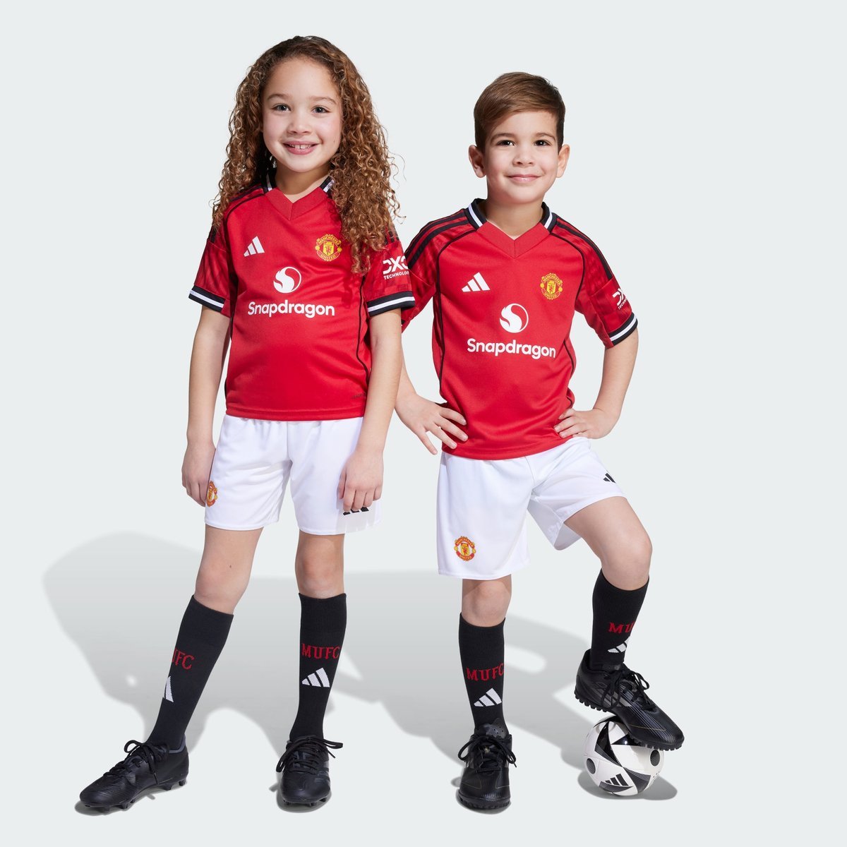 Mini Kit Domicile Manchester United 25/26 Enfants Mini Kit Domicile Manchester United 25/26 Enfants mufc red, adidas Performance