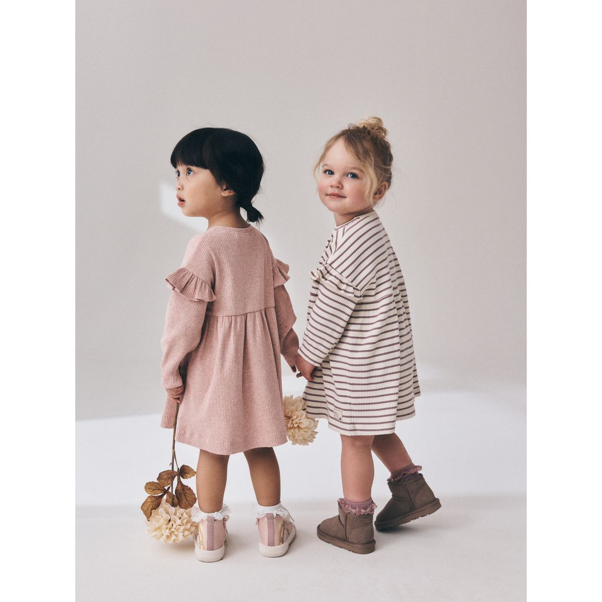Robe côtelée à volants, lot de 2 rayures neutres/rose pâle, NEXT