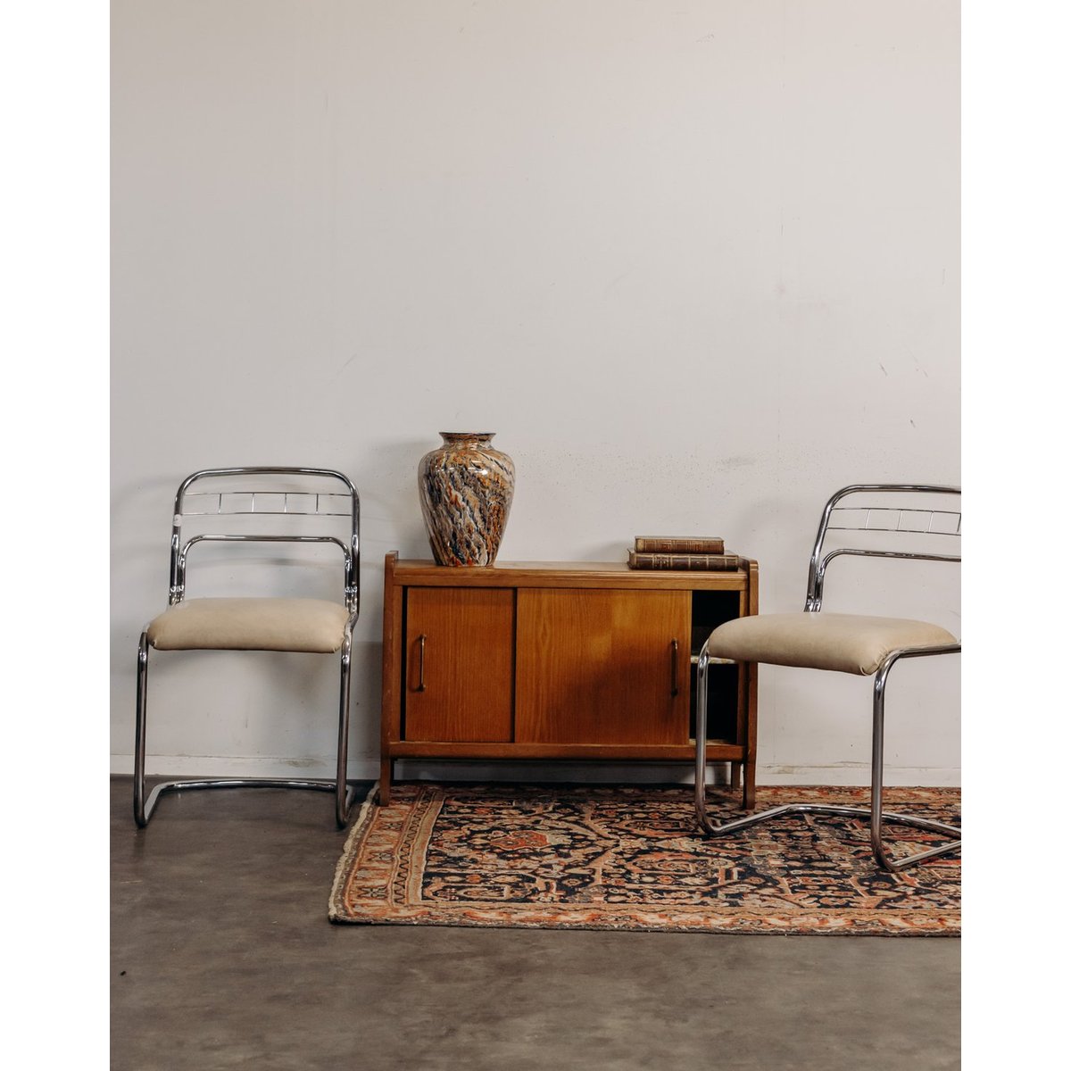 Paire de chaises à structure chromée Alma N°1989 - Bon état beige, DEBONGOUT