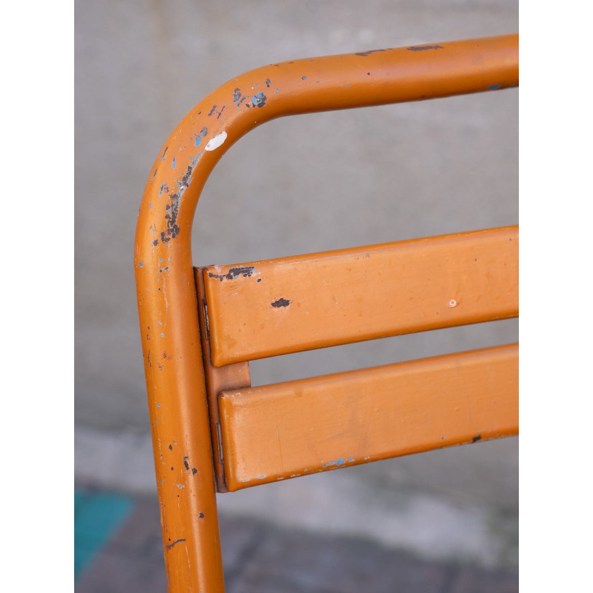 Paire de chaises Tolix en métal orange Alma N°1942 - Bon état orange, DEBONGOUT