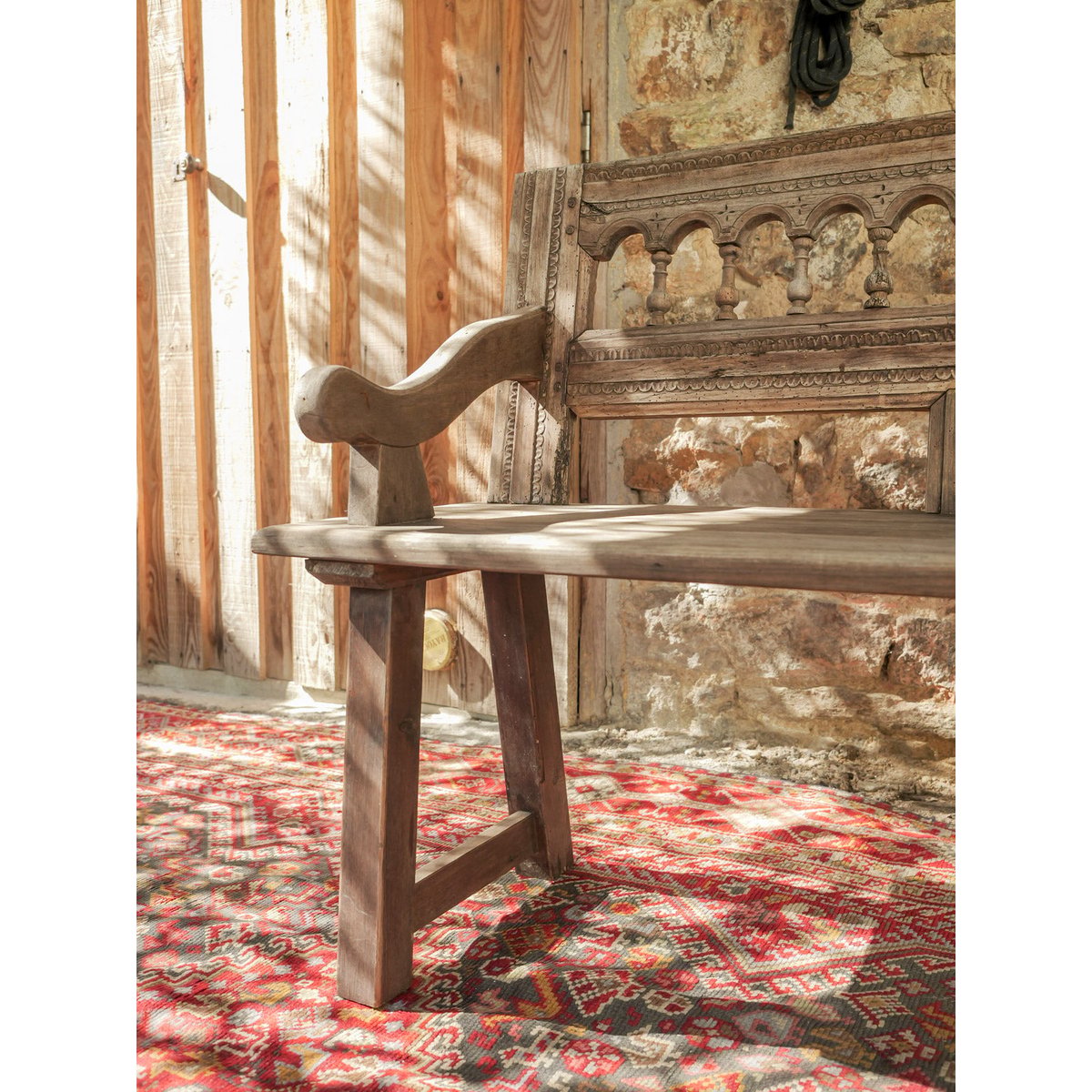 Grand banc aux arcades sculptées Antoine N°526 - Bon état bois clair, DEBONGOUT