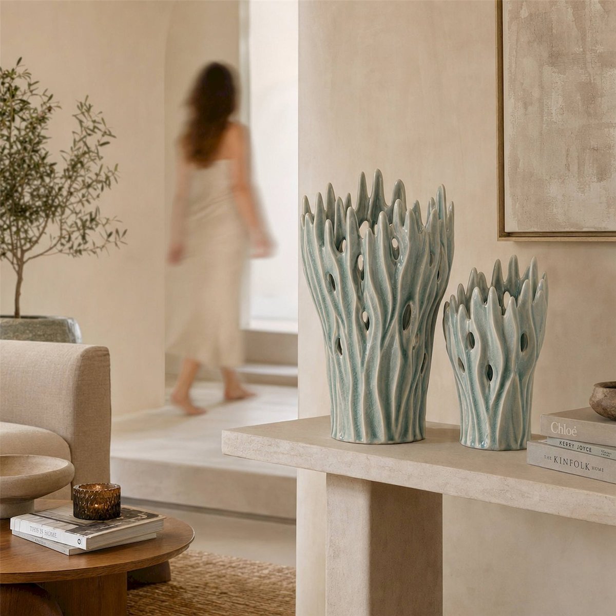 Vase sculptural en porcelaine bleu clair, RECOLLECTION