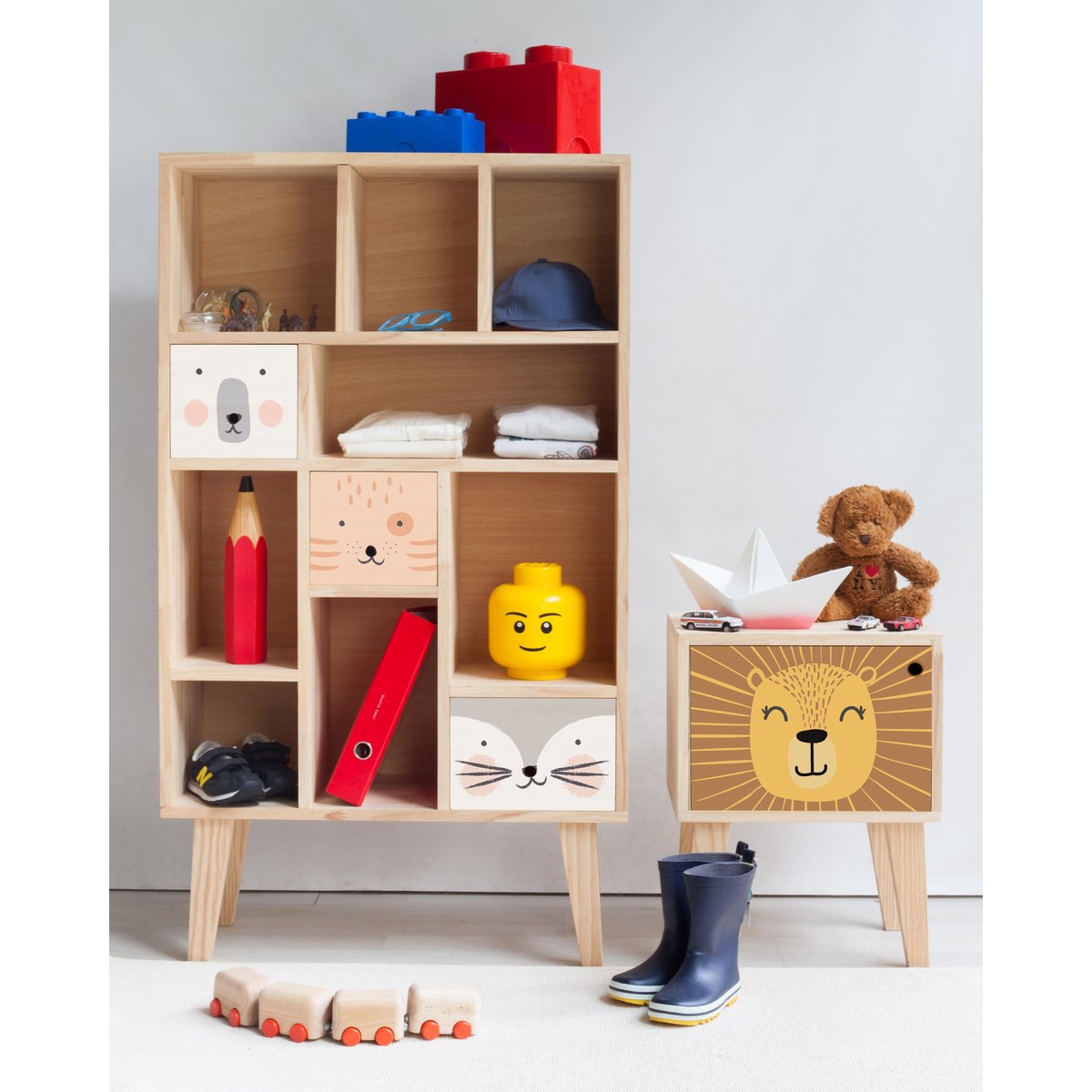 Table de chevet en pin pour enfant, décorée d’un motif animal dessin imprimé lion, REALLY NICE THINGS