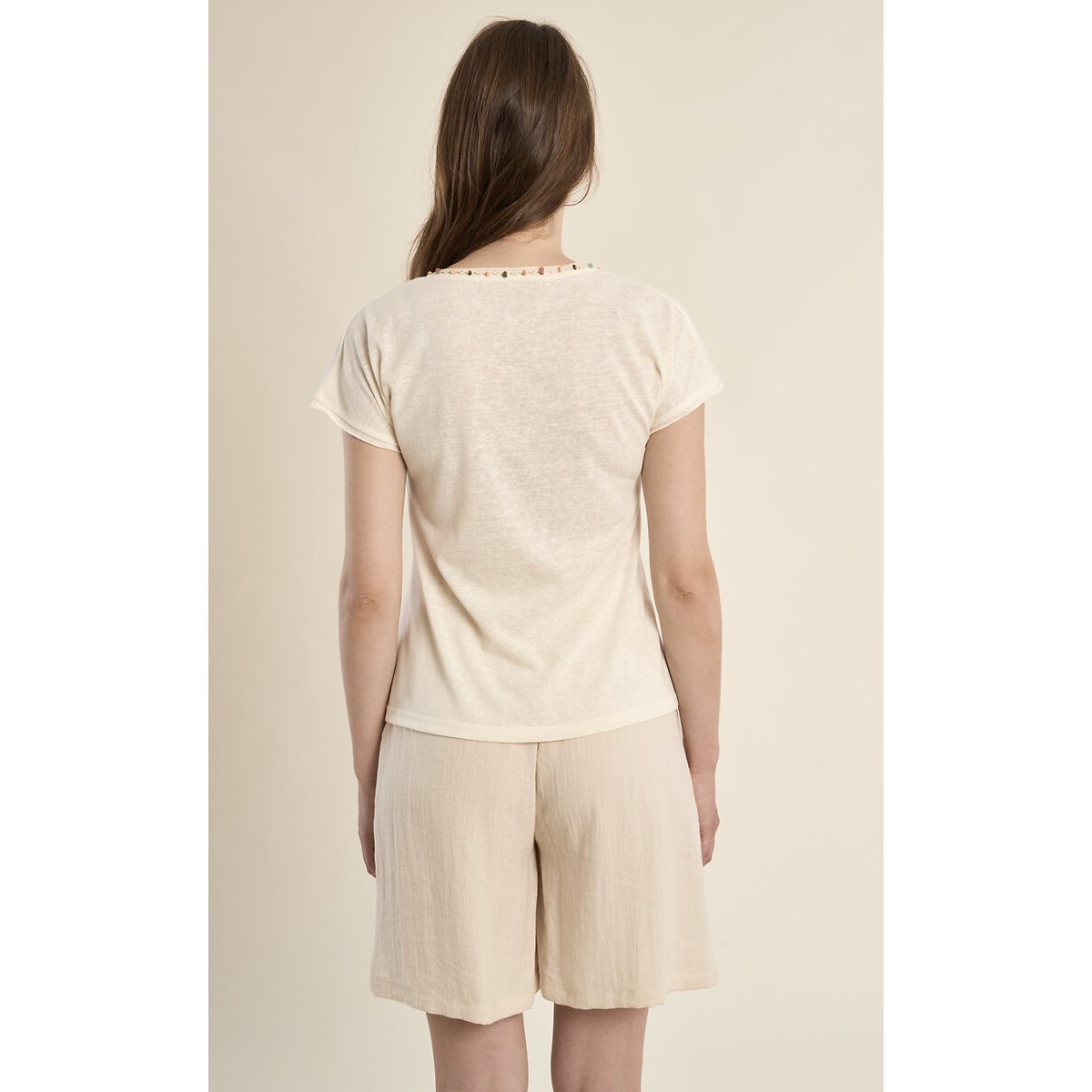 T-shirt a maniche corte con scollo a V e dettaglio in perle bianco, MOLLY BRACKEN