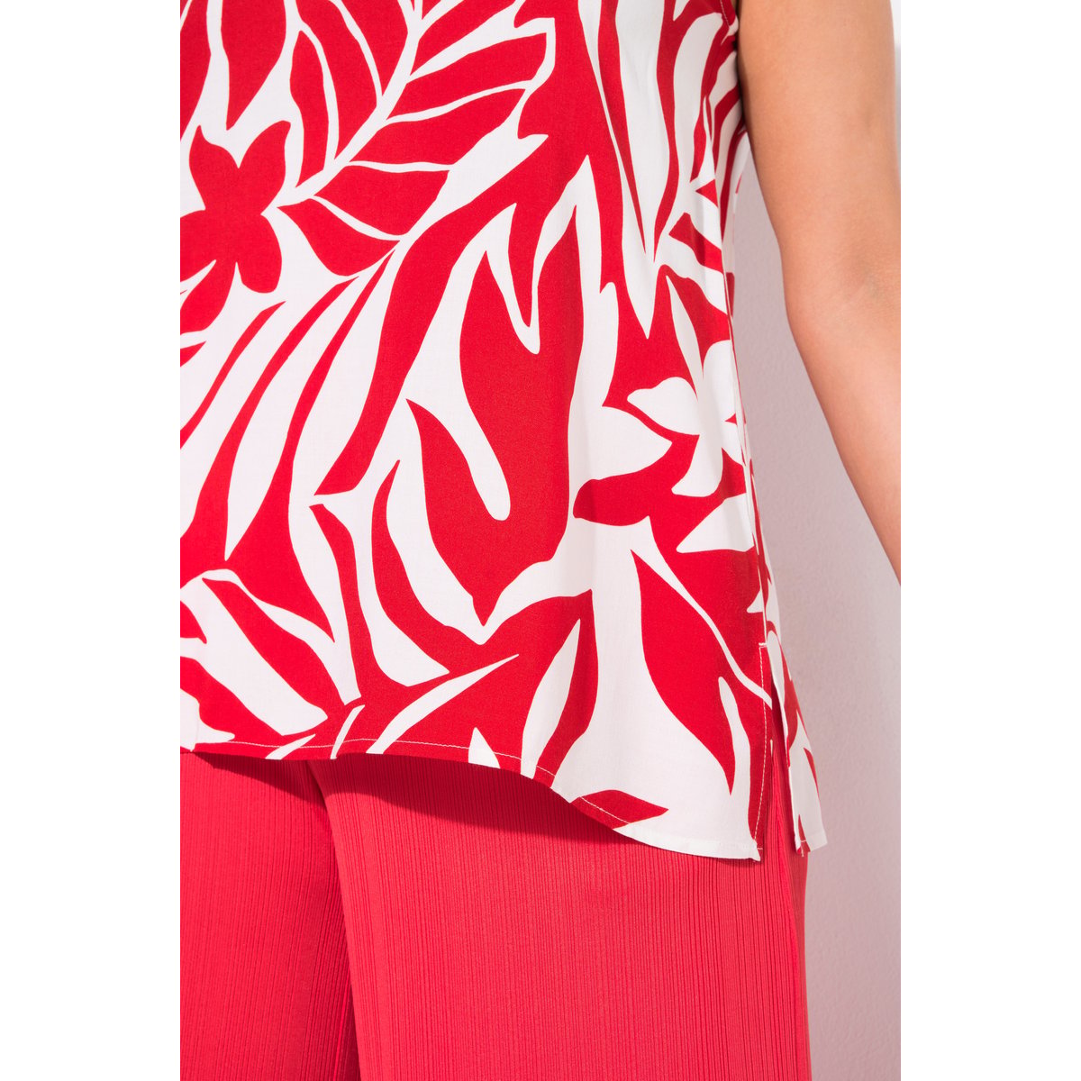 Blouse sans manches. Motif feuilles. rouge néon, ULLA POPKEN