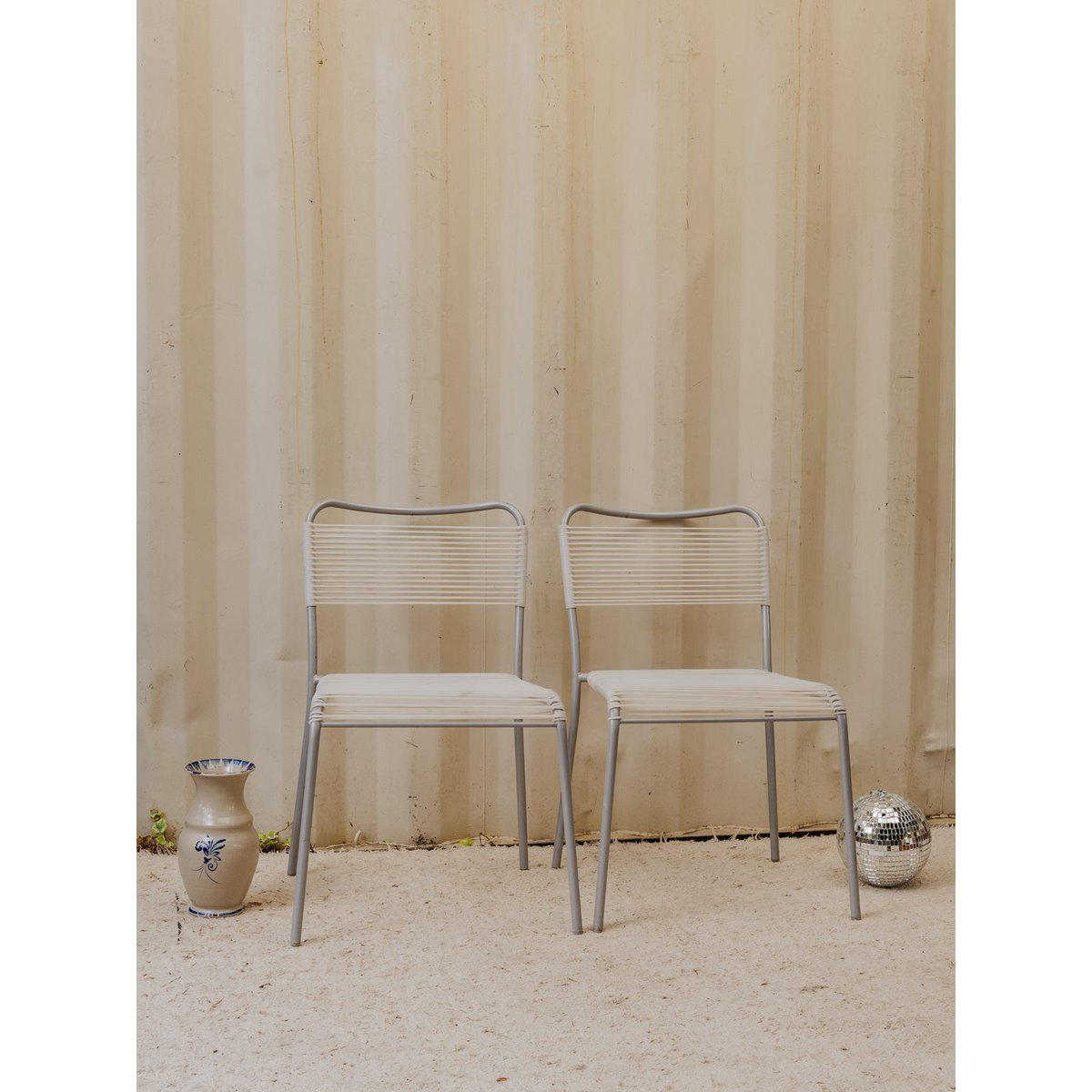 Paire de chaises en métal gris et scoubidou blanc Alma N°1854 - Bon état gris, DEBONGOUT