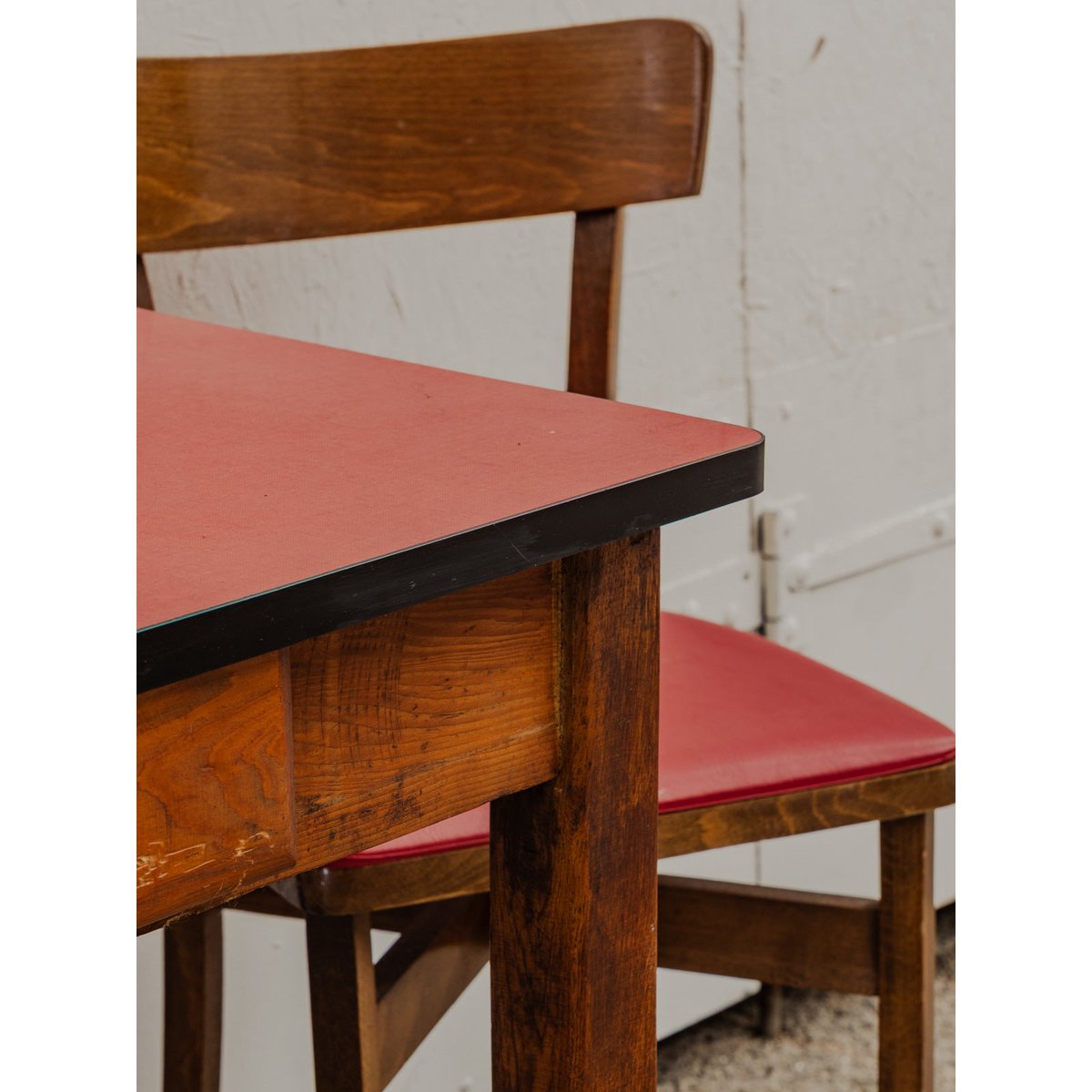 Table à manger en bois et formica rouge Karla N°1180 - Bon état bois foncé, DEBONGOUT