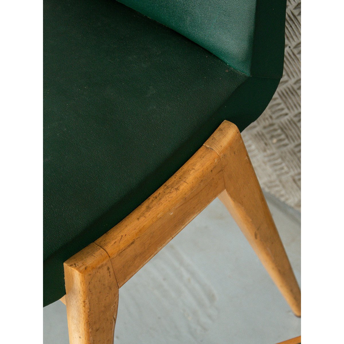 Paire de chaises en bois Alma N°311 - Bon état bois, DEBONGOUT
