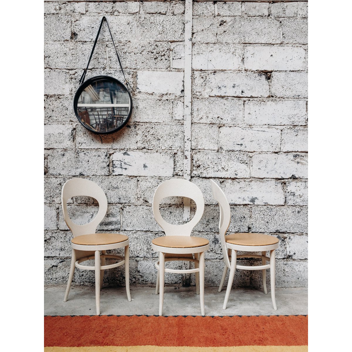 Lot de 3 chaises en skaï Alma N°685 - Bon état blanc, DEBONGOUT