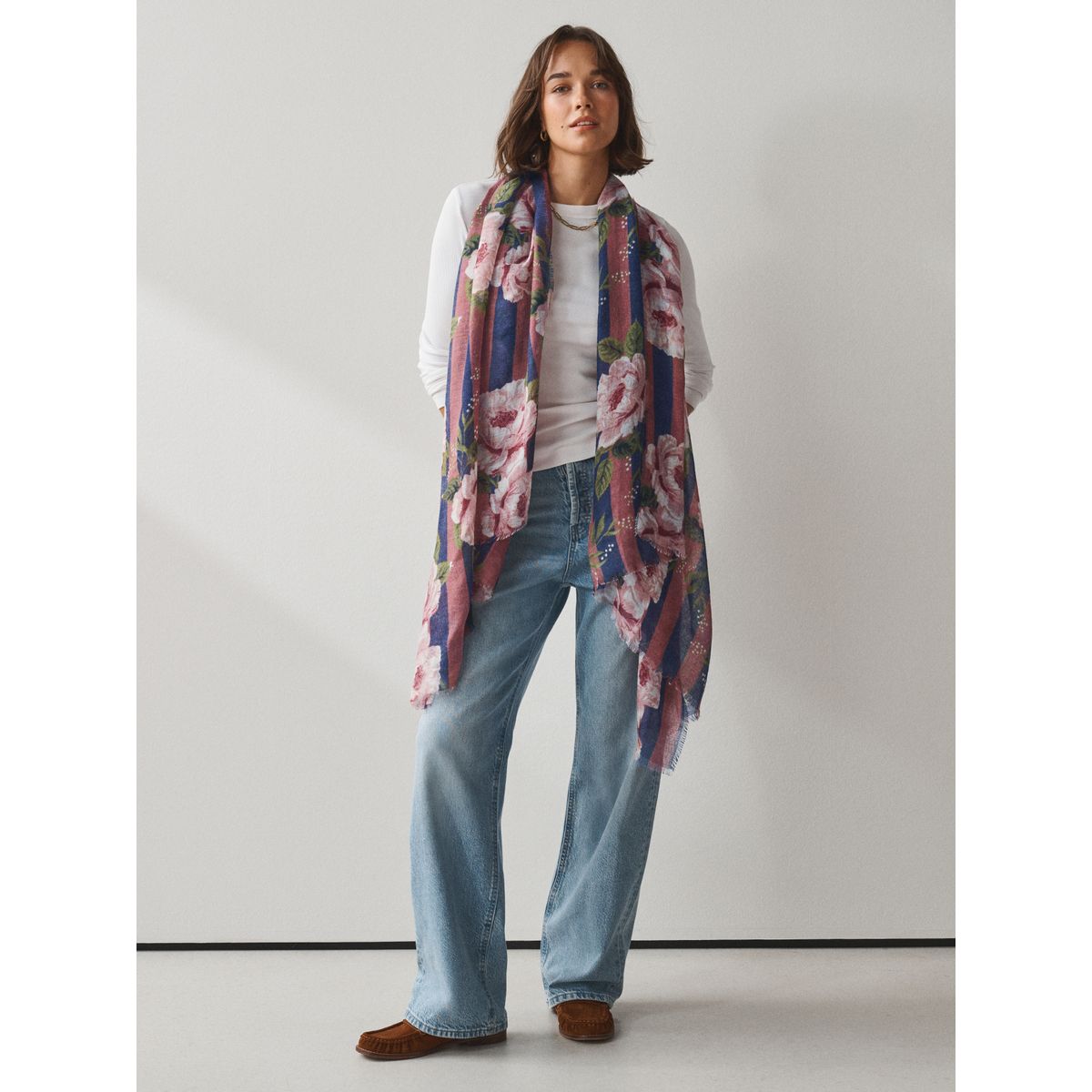 Écharpe légère en laine bleu marine/imprimé floral rose, NEXT