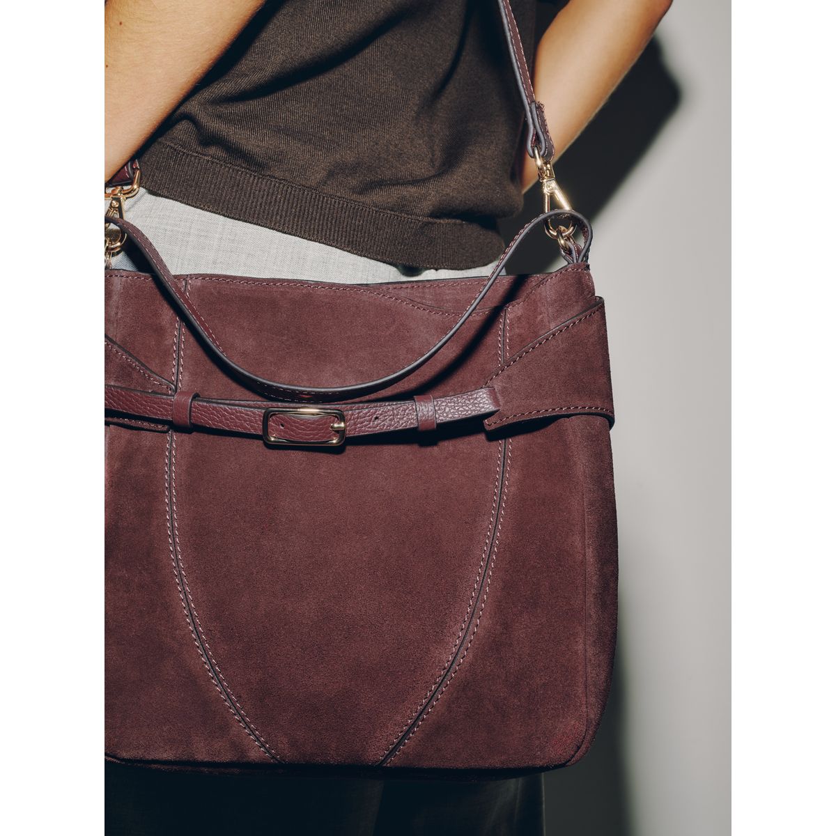 Sac à main style besace en daim ceinture rouge bordeaux, NEXT
