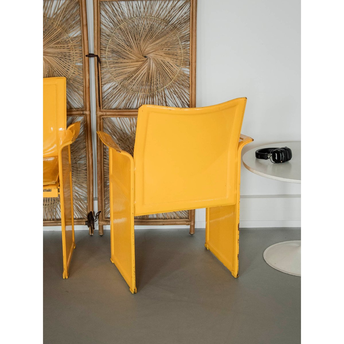 Paire de fauteuils en cuir jaune Jakob N°1240 - Bon état jaune, DEBONGOUT