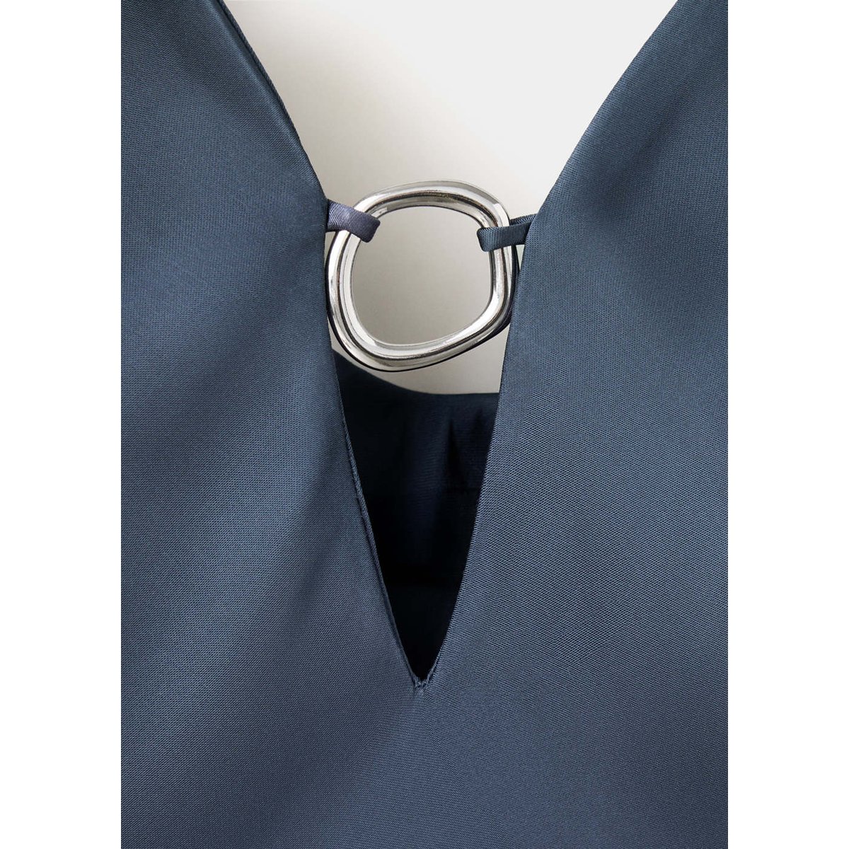 Robe satinée col V bleu, MANGO