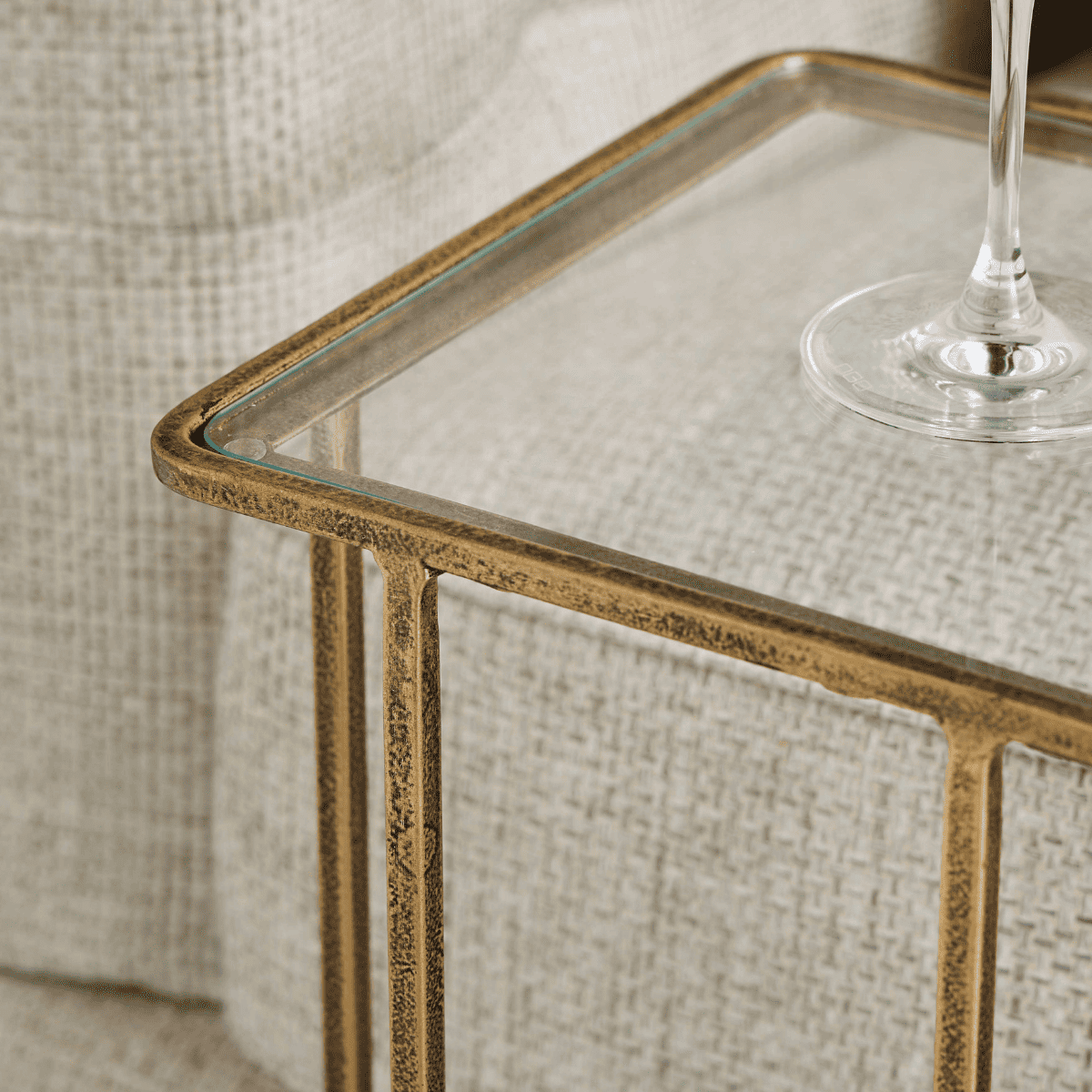 Selette en métal doré et verre ANTOINETTE doré, SIGNATURE