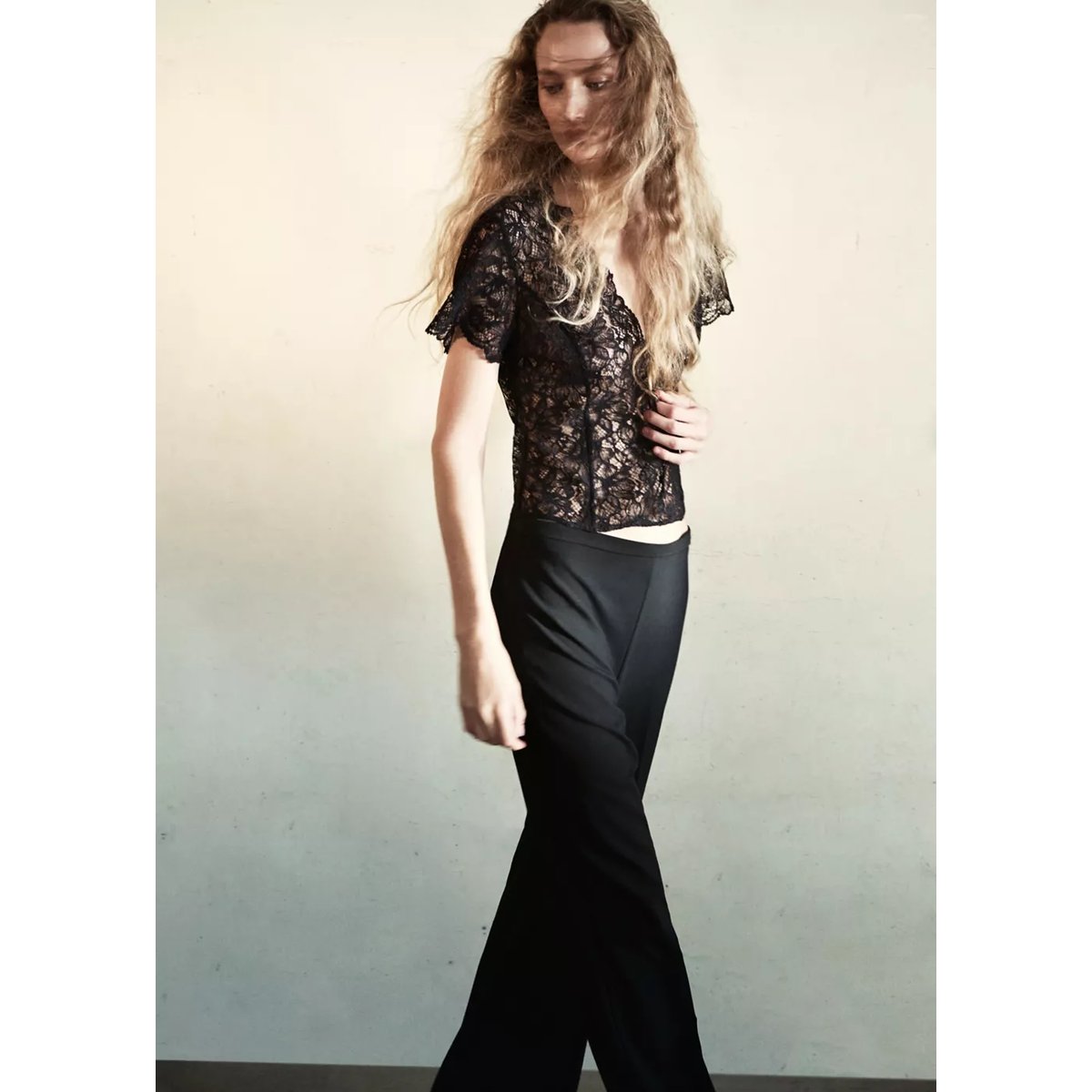 Blouse en dentelle à manches courtes noir, MANGO