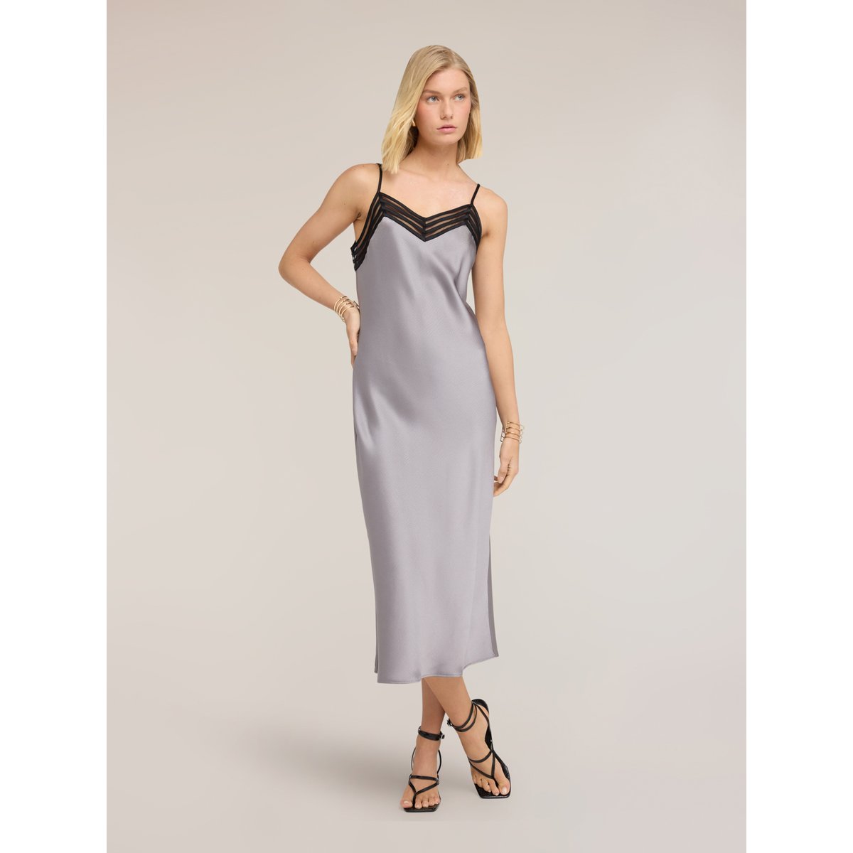 Robe longue avec bordure en tulle gris, MOTIVI