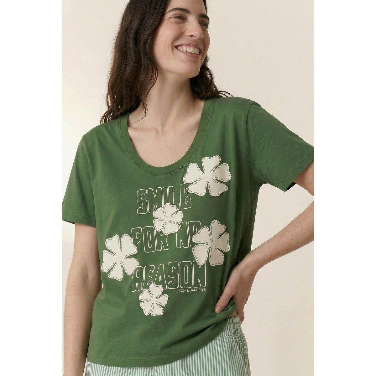 T-shirt col U manches courtes à fleurs appliquées, TIZIA vert, LEON & HARPER